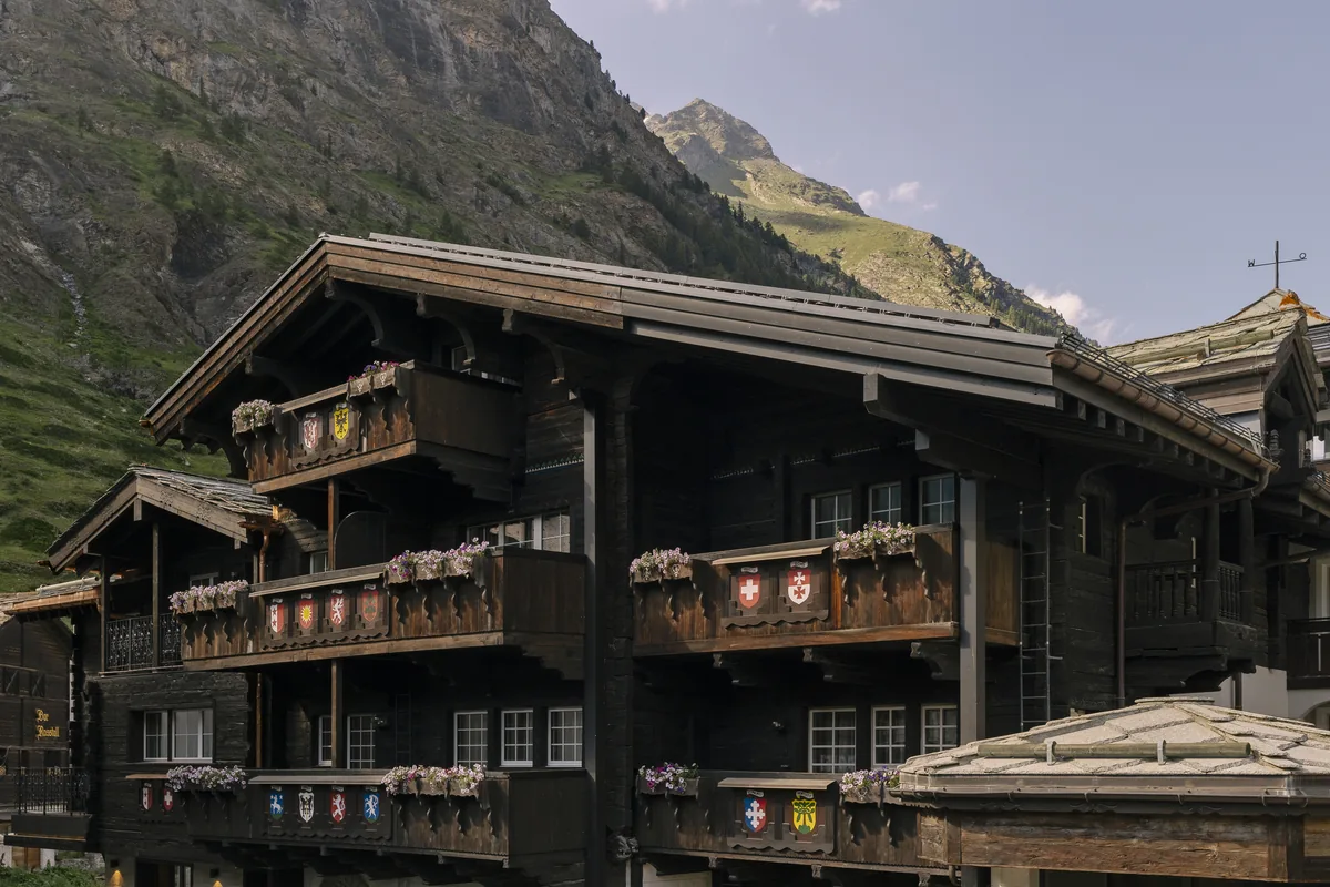 Aussenansicht des SCHLOSS Zermatt — ausgezeichnet bei den TripAdvisor Travelers' Choice Awards 2026