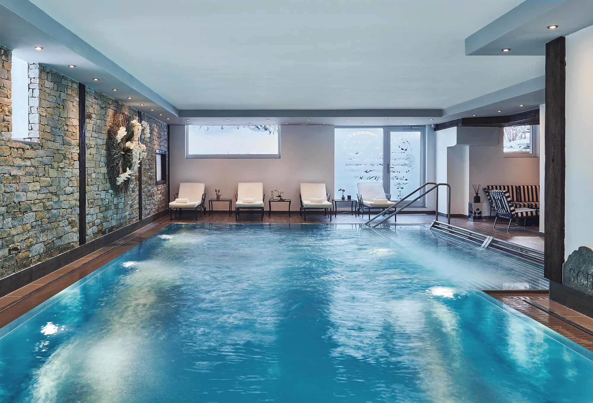 Beleuchteter Indoor-Pool im SCHLOSS Spa des Hotels SCHLOSS Zermatt