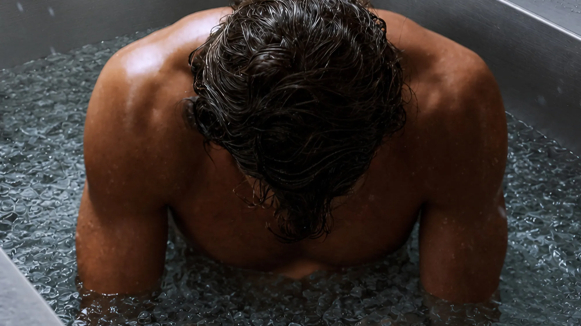 Gast im Eisbad während der Wellness Weeks im SCHLOSS Zermatt